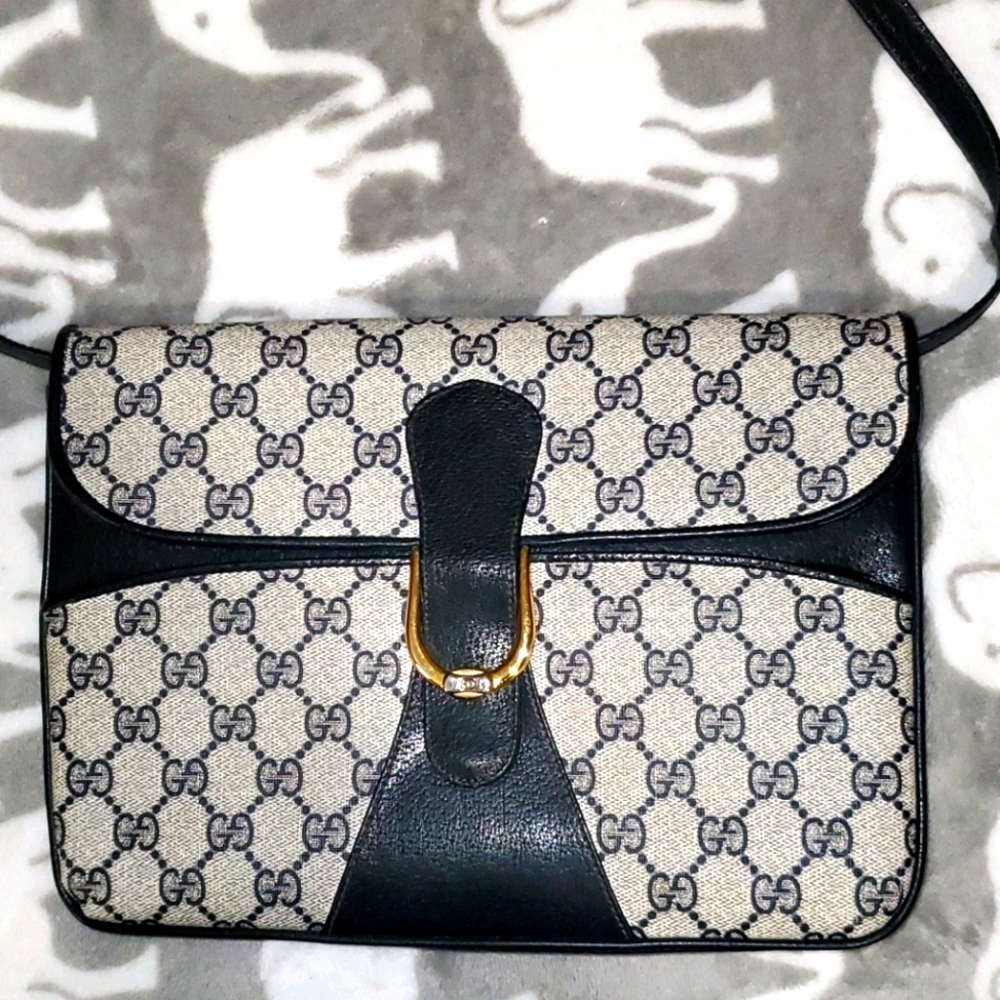 Vintage Gucci Purse with removable strap.